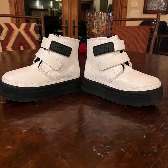 Girls UGG Boots Size 1 - White, Very Good Condition - Picture 2 of 8
